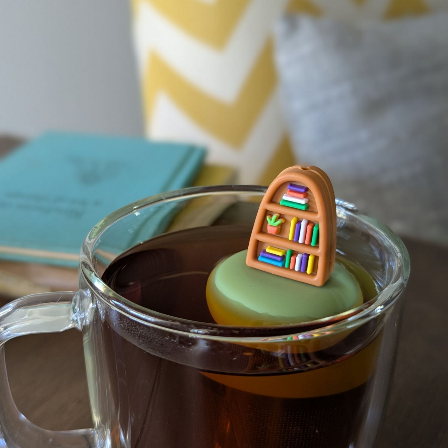 Plant Bookshelf | Floating Tea Steeper | Green Base | Brown